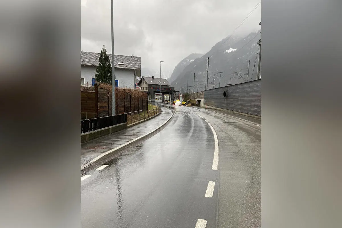 Erstfeld UR – Fahrzeug kollidiert mit Gartenzaun