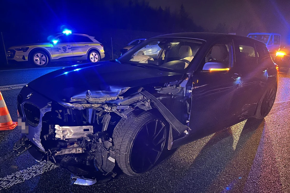 Brunegg/A1 AG – Heftig gegen die Mittelleitplanke geprallt