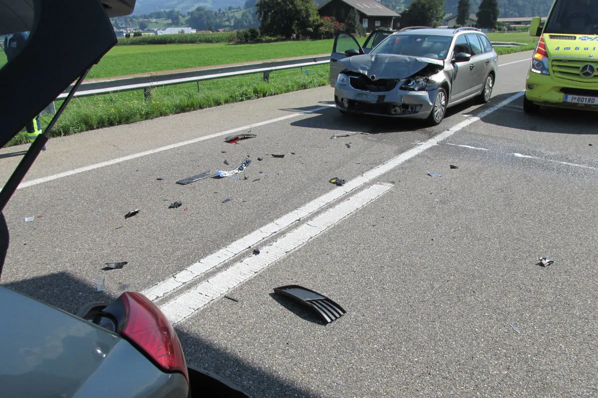 A3 Reichenburg GL - Auffahrunfall auf Autobahn