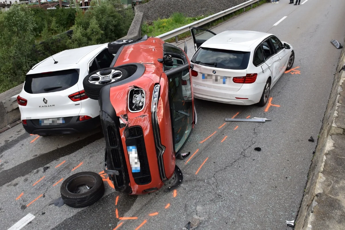 Campascio GR - Misslungene Überholmanöver führten heute zu einem Unfall