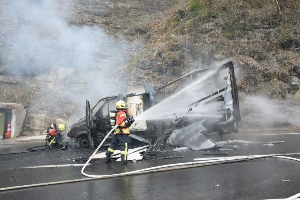 Lungern OW - Lieferwagen fängt Feuer
