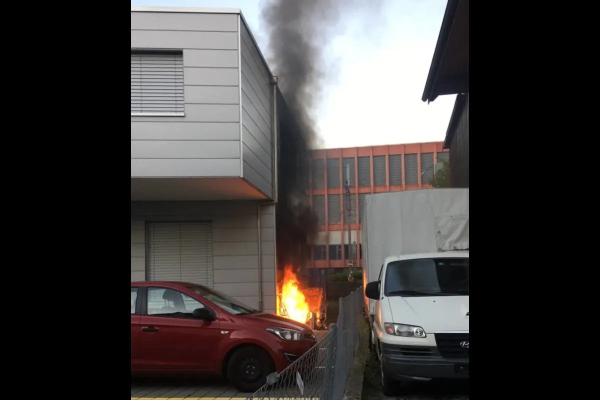Lenzburg AG - Brand einer Kiste griff auf die Fassade über
