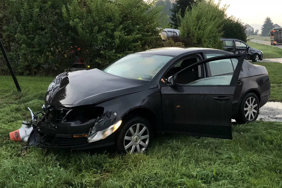 Othmarsingen AG - Auto gerät auf Gegenfahrbahn