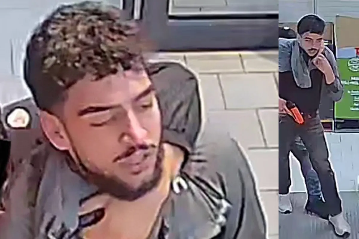 Ein Mann mit dunklem Haar trägt eine Jacke über der Schulter in einem öffentlichen Gebäude. Eine Nahaufnahme zeigt sein Gesicht und einen Teil seiner Oberbekleidung.
