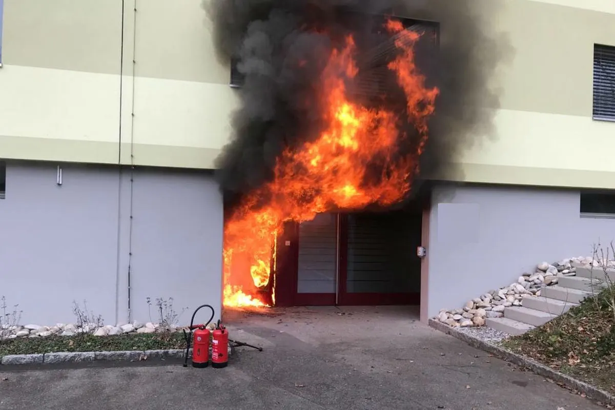 Füllinsdorf BL - 15 Personen nach Brand in Mehrfamilienhaus verletzt!