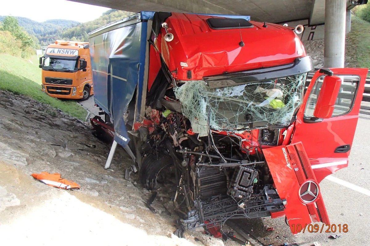 A3/Effingen AG - Lastwagen prallt in Unterhaltsdienst-Fahrzeug