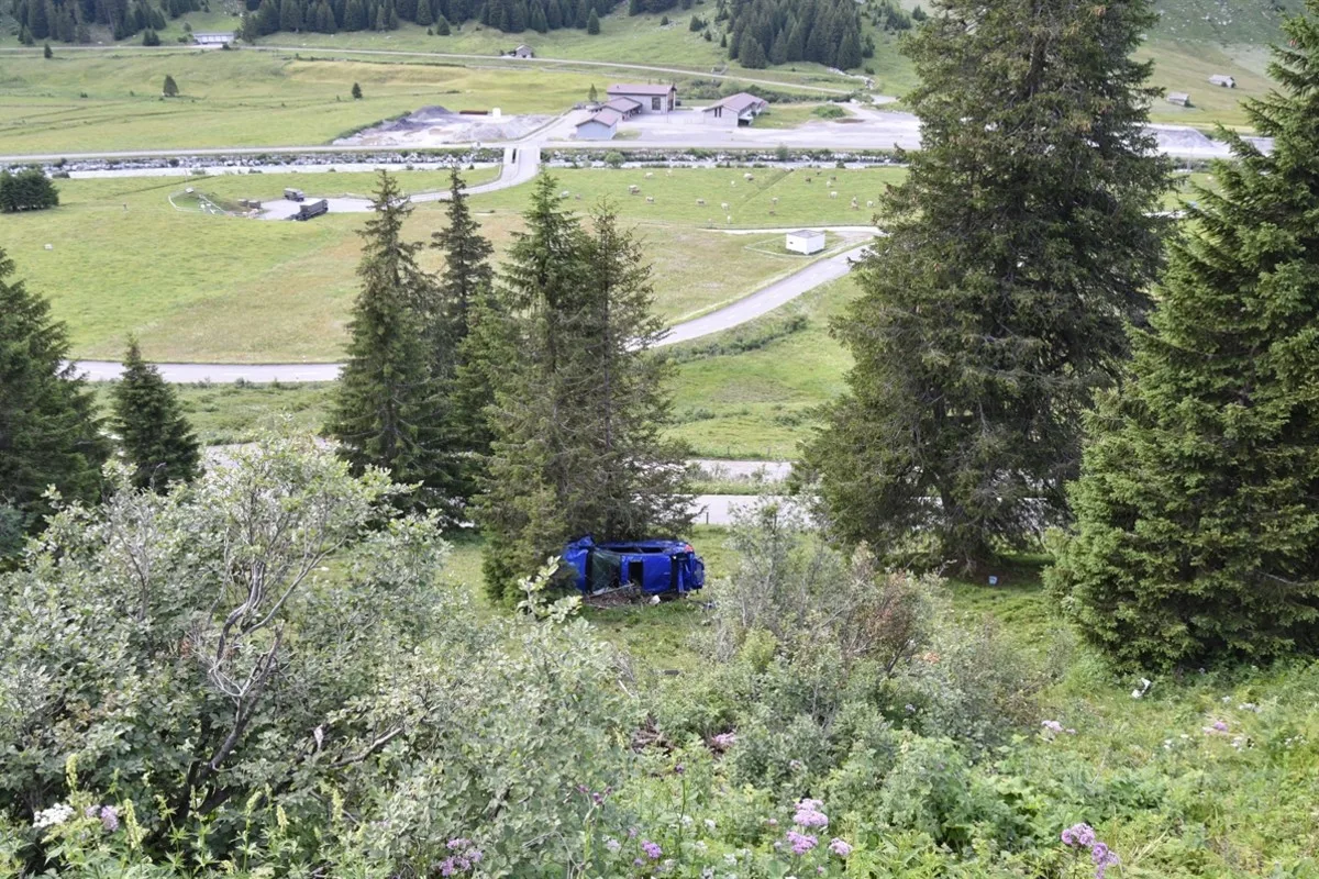 Hinterrhein GR - Auto kommt von der Strasse ab - zwei junge Männer werden mit der Rega ins Spital geflogen