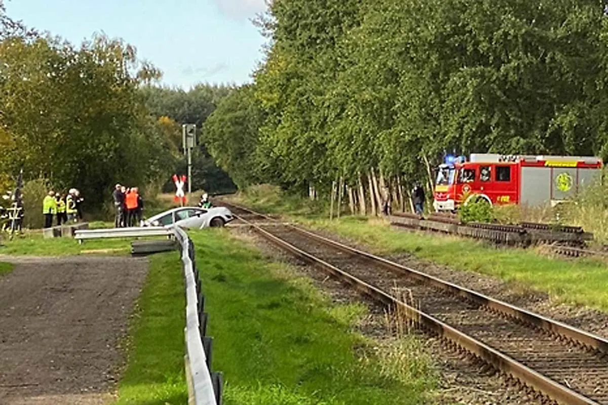  Pkw kollidierte mit Zug in Landscheide - Unfall auf Bahnübergang 