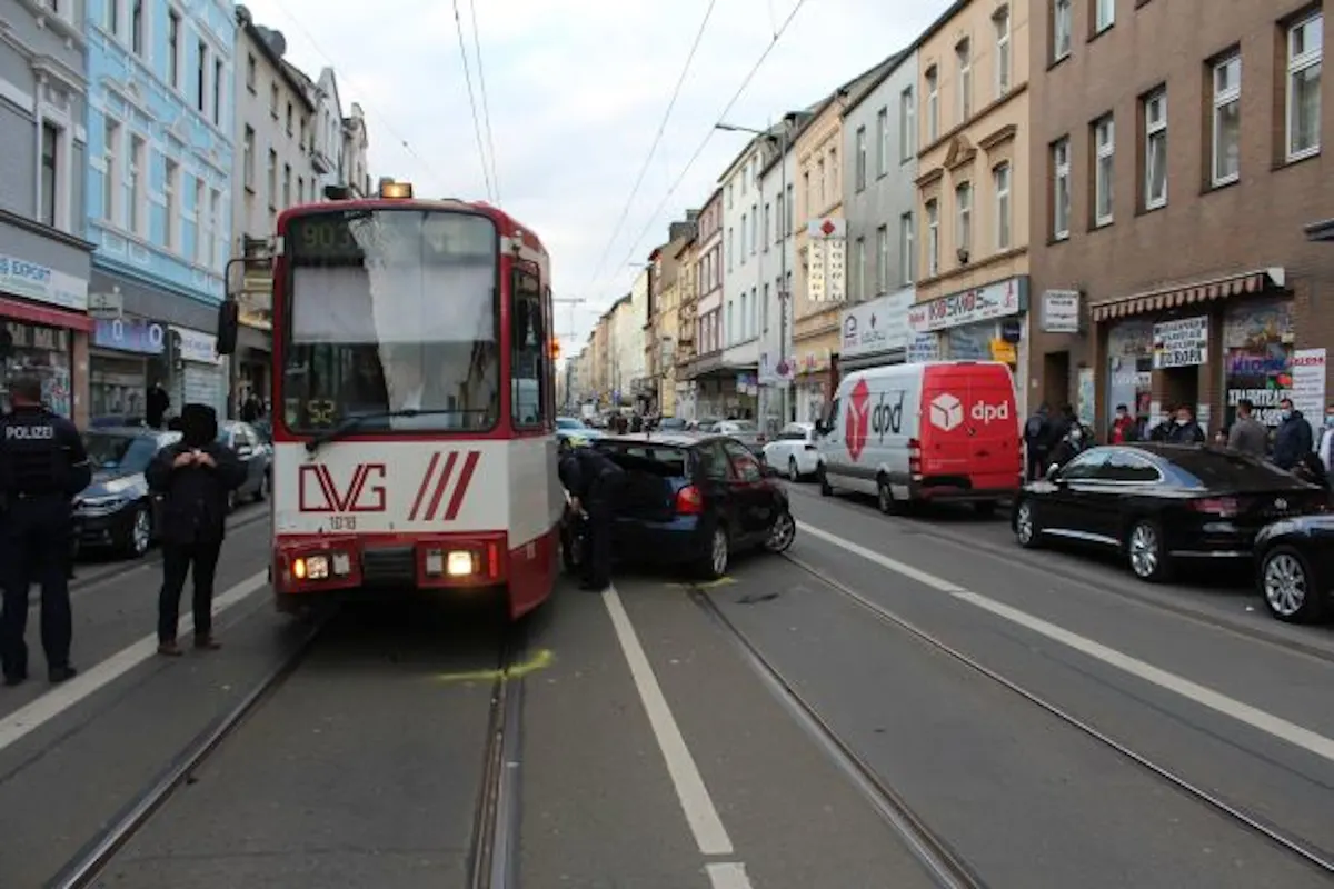 Duisburg – Straßenbahn kollidiert mit PKW, 2 Personen verletzt