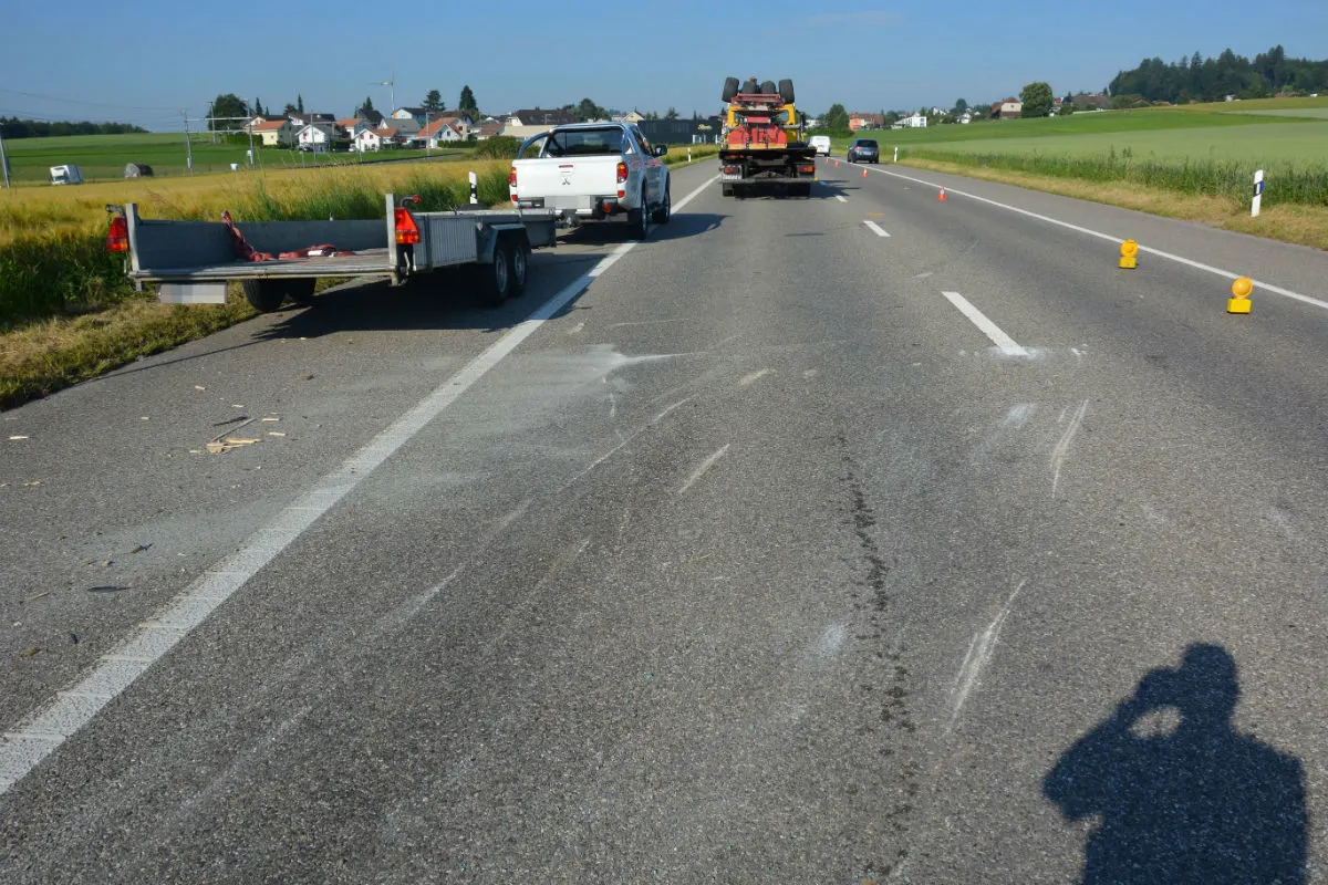 Biberist SO - Auto mit Anhänger kippt samt Ladung auf die Seite