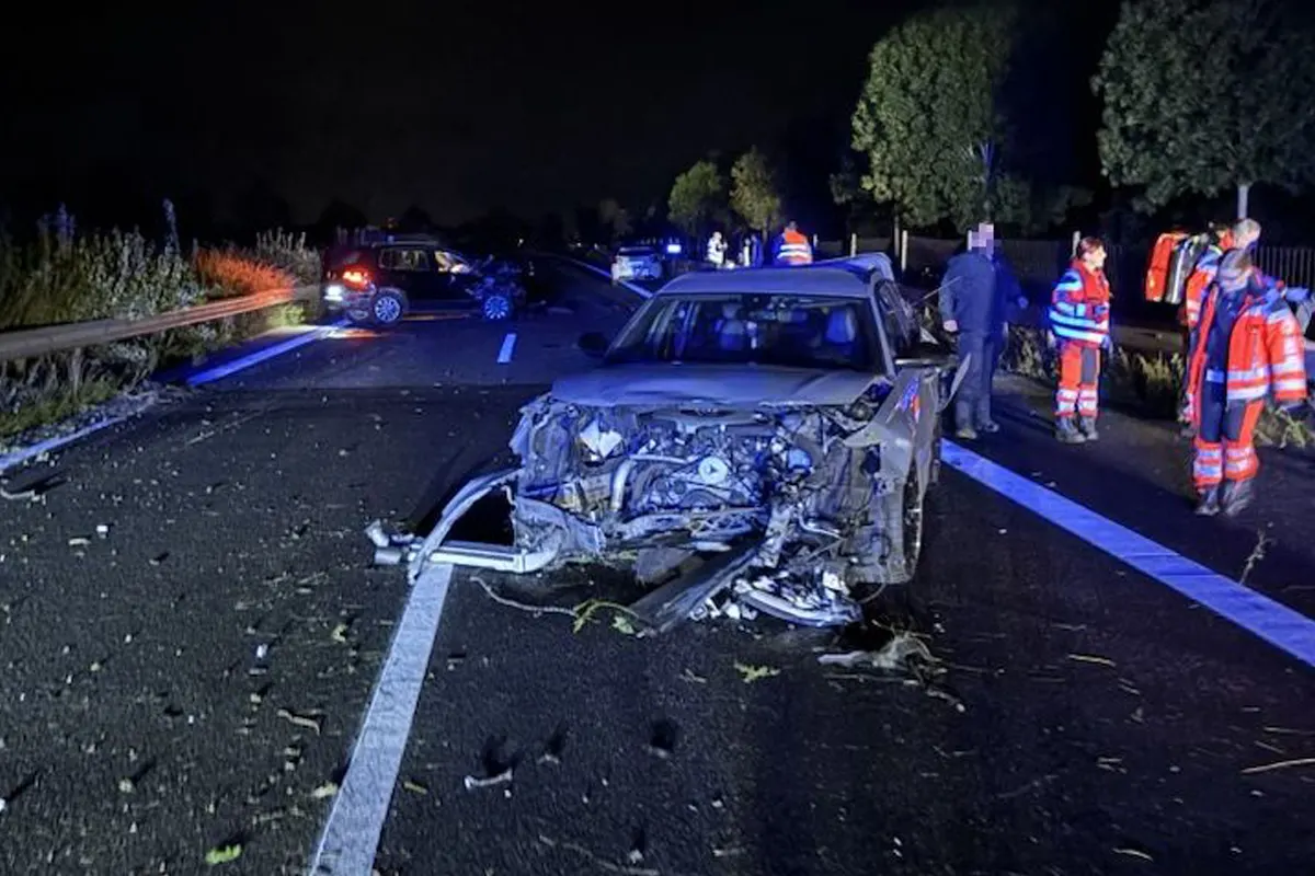 A26 Stade NI – Zwei Verletzte bei Unfall mit drei Pkw