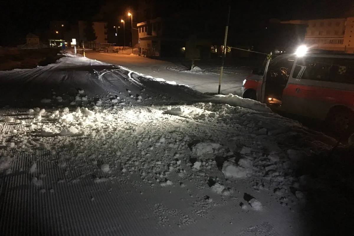 St. Moritz GR - Autolenker driftet und gerät neben Verkehrsfläche