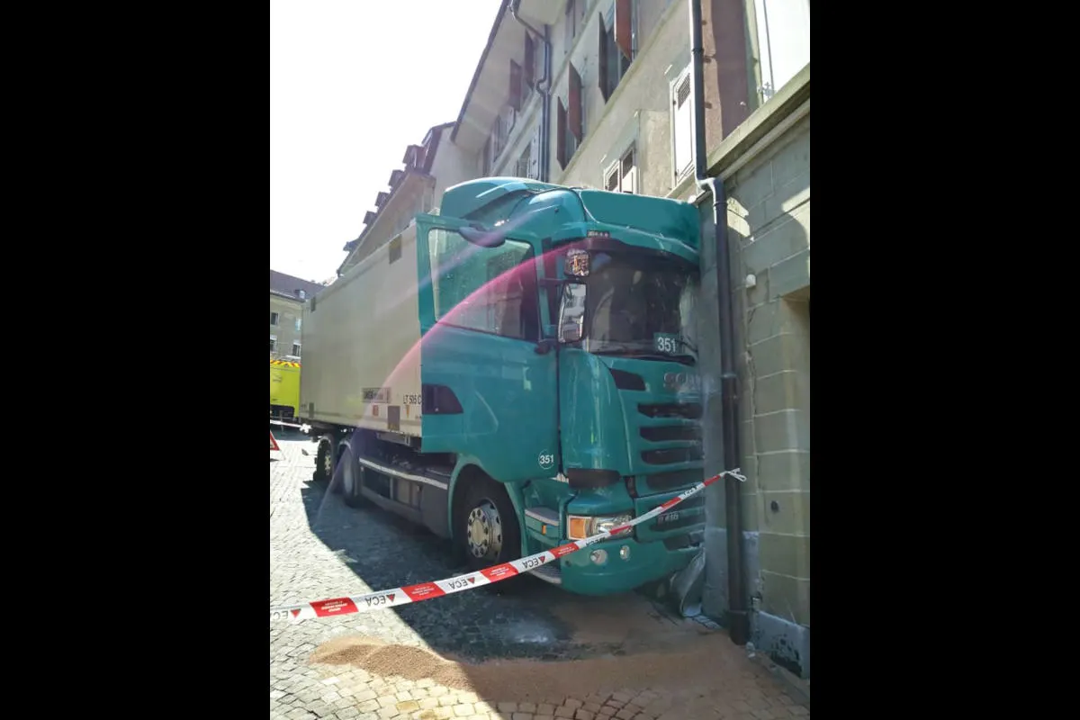 Lausanne VD - Lastwagen kracht in Hauswand