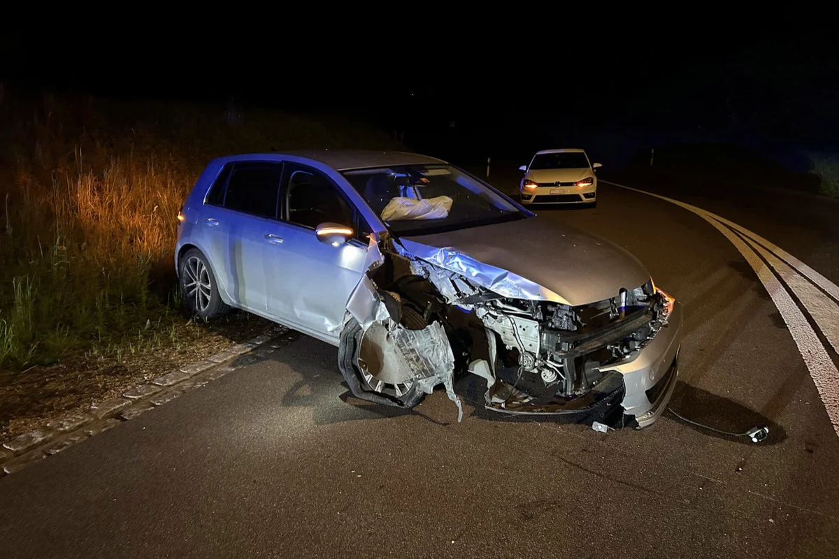 Hausen AG – Neulenker kracht bei Unfall gegen Strassenlampe 