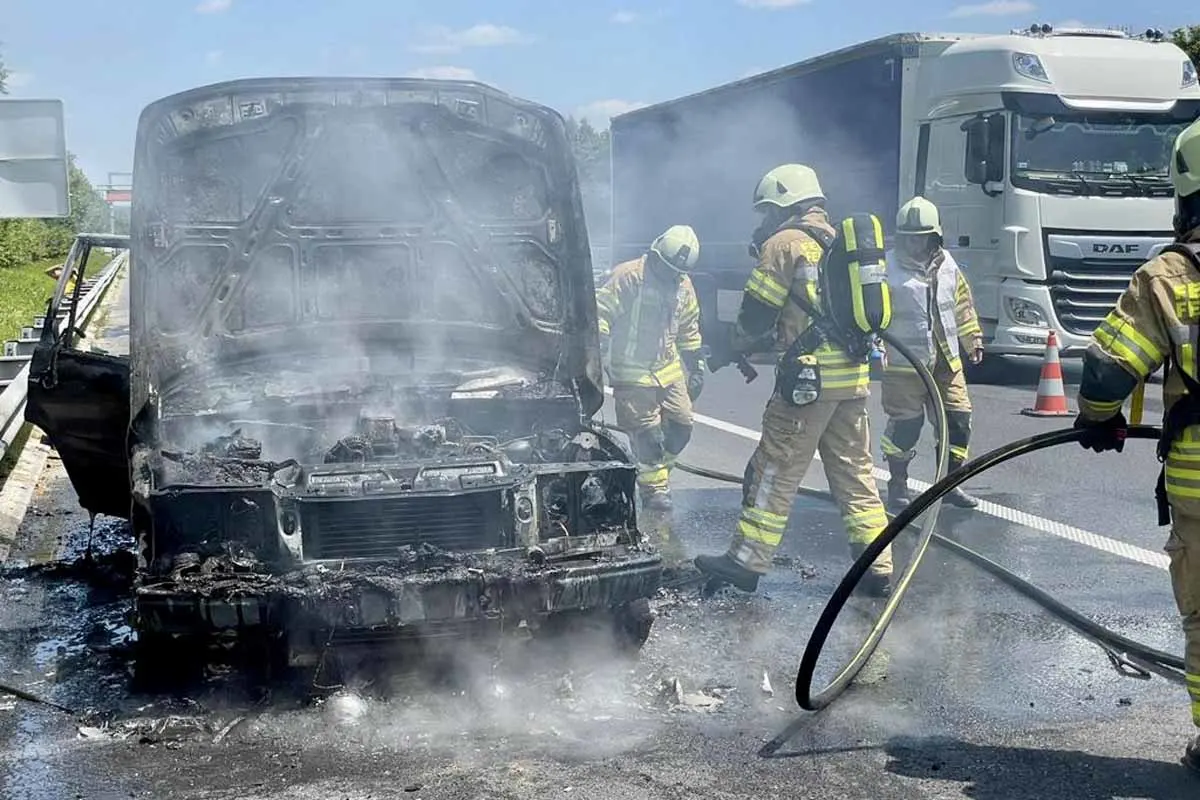 Feldkirchen bei Graz - Fahrzeugbrand auf der Autobahn