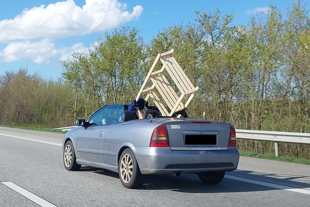 Rendsburg/A7 - Autofahrerin transportiert Regal gefährlich im Cabrio 