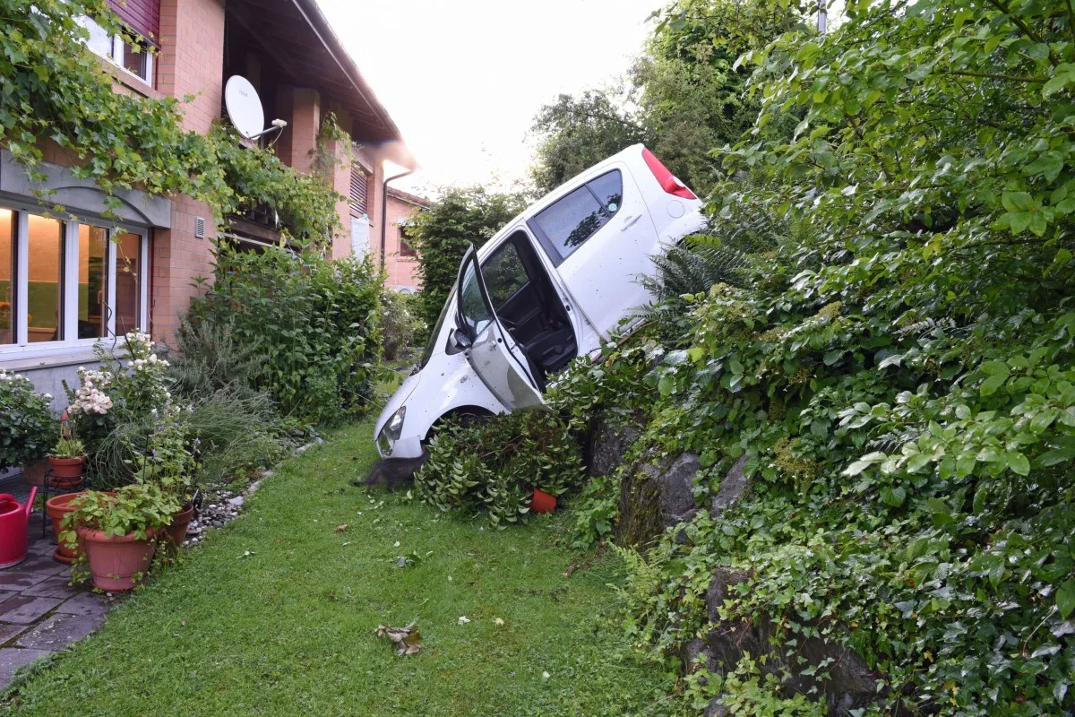 Malters LU - Auto rollt Fahrerin in steilem Gelände davon!