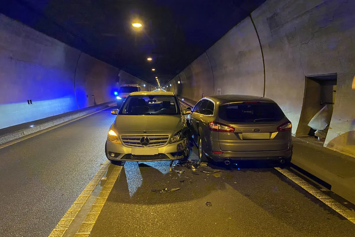 Grellingen BL – Kollision zwischen zwei Personenwagen im Eggfluhtunnel