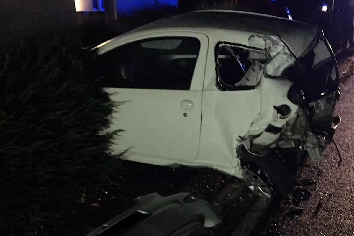 Milchtankwagen rammt parkendes Auto