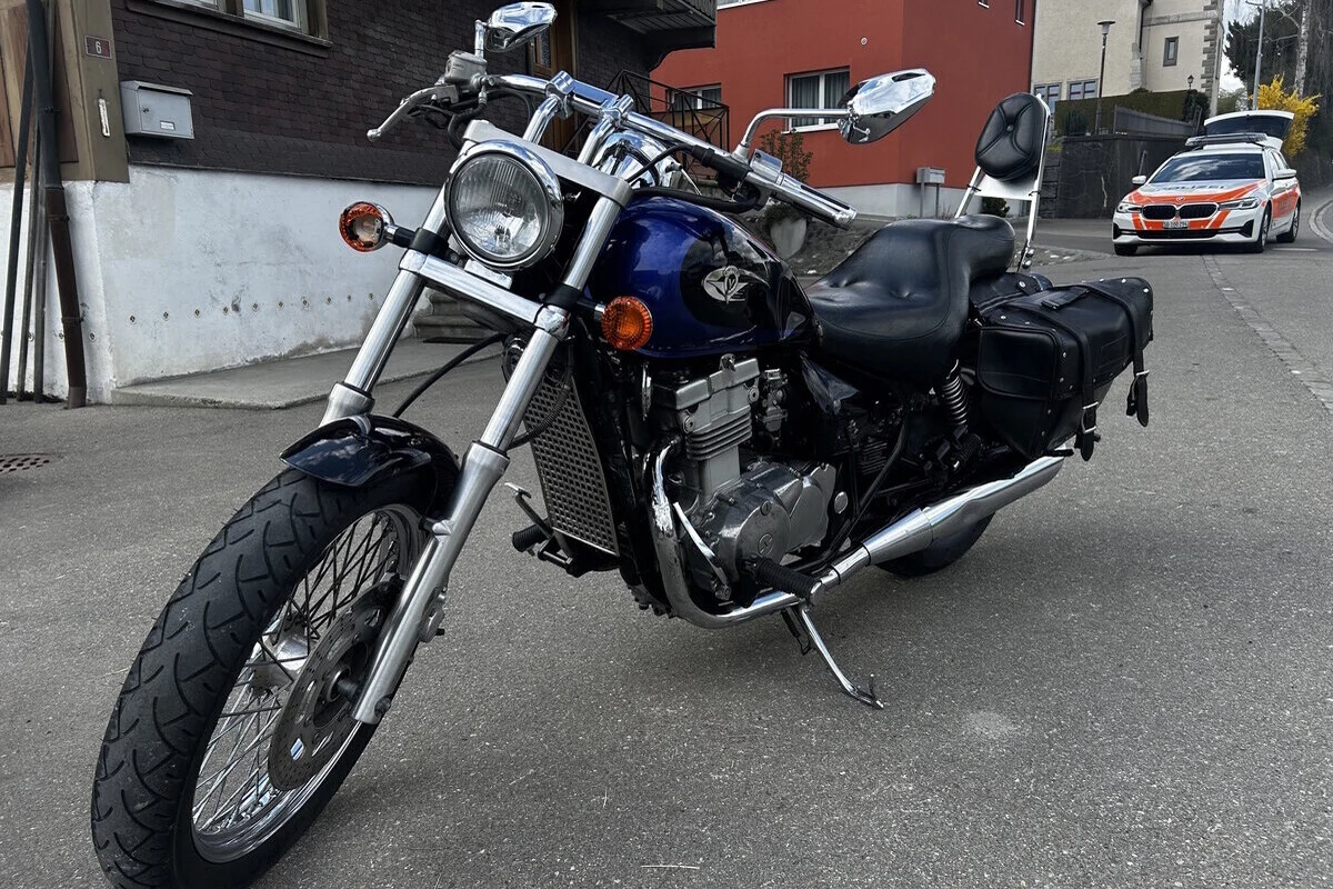 Bütschwil SG – Motorradfahrer wird bei Unfall auf Motorhaube eines Autos geschleudert