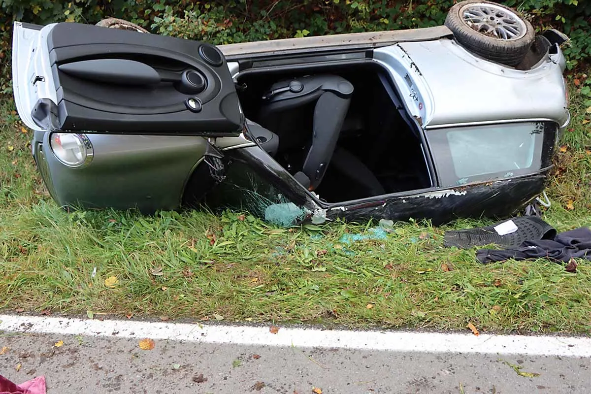 Verkehrsunfall mit drei Verletzten in Gummersbach - BMW Mini überschlägt sich