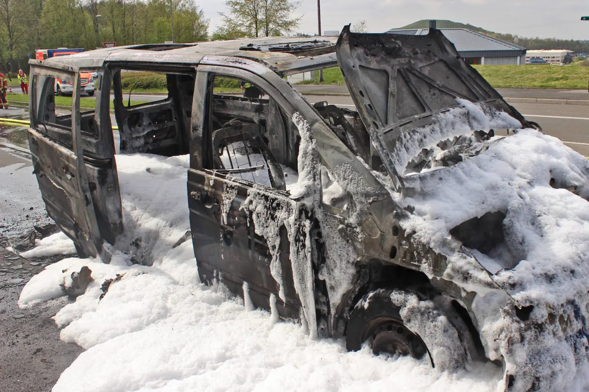 Velbert – Fahrzeugbrand durch technischen Defekt