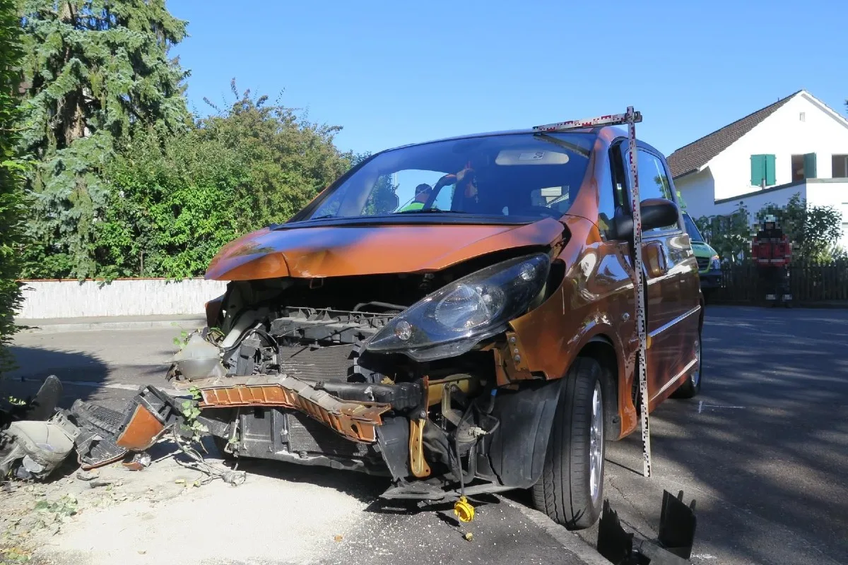 Spektakulärer Crash in Allschwil BL - Autolenkerin fährt über Stopp und verursacht Unfall mit einem Lieferwagen
