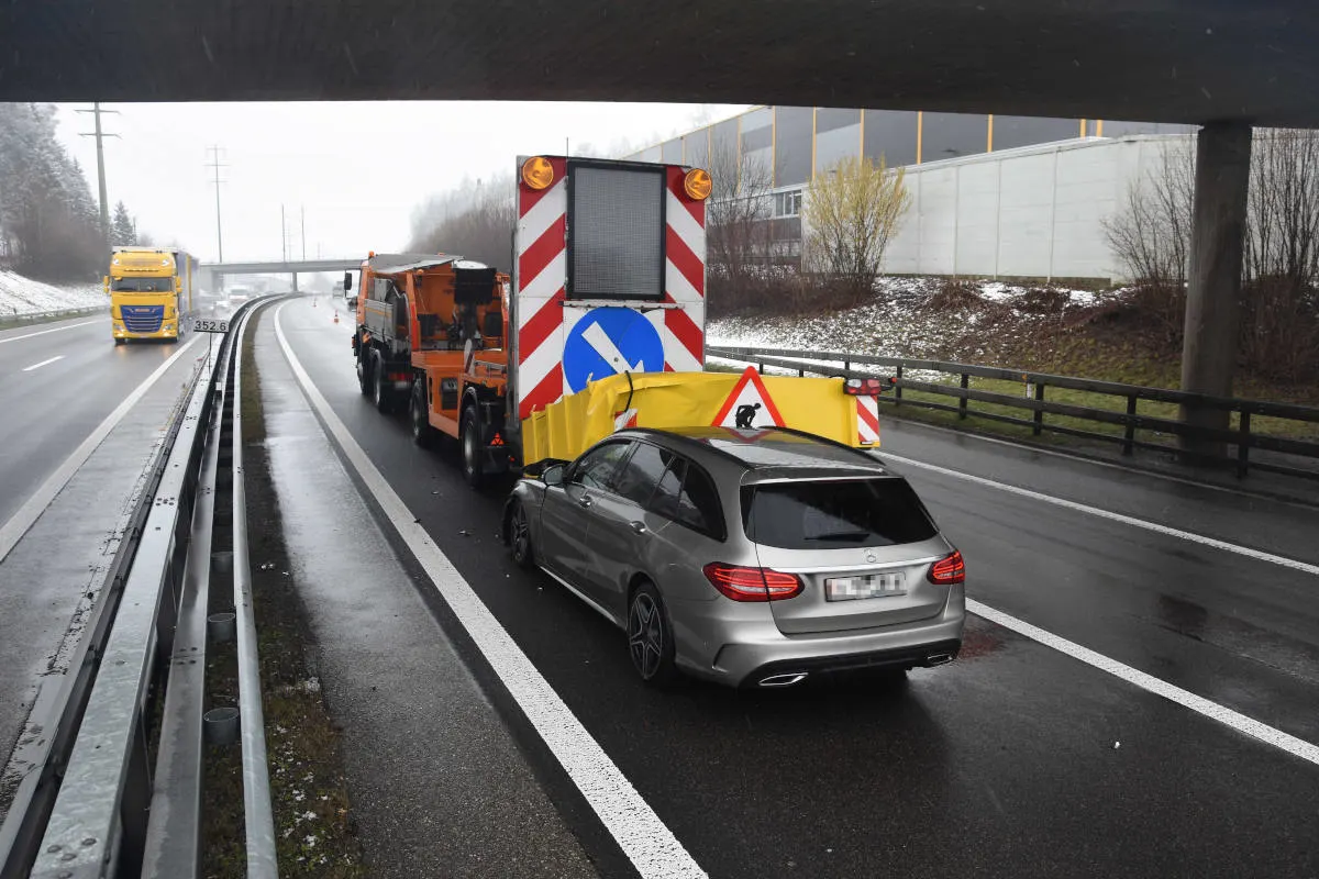 A1 Wil SG – Mit Mercedes in Signalisationsanhänger geprallt 