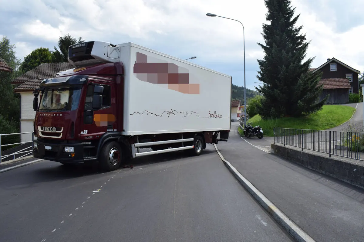 Herisau AR – Kollision zwischen Motorrad und Lastwagen