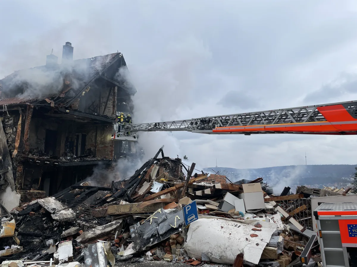 Katastrophe in Stuttgart: Großbrand nach Explosion in Stuttgart-West – Eine verstorbene Person geborgen