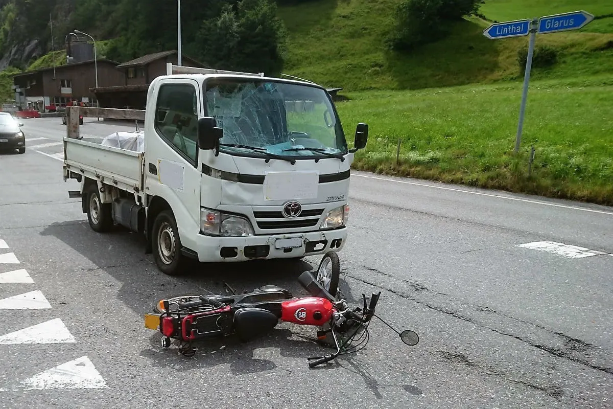 Schwanden GL - Mofafahrer übersieht Lieferwagen