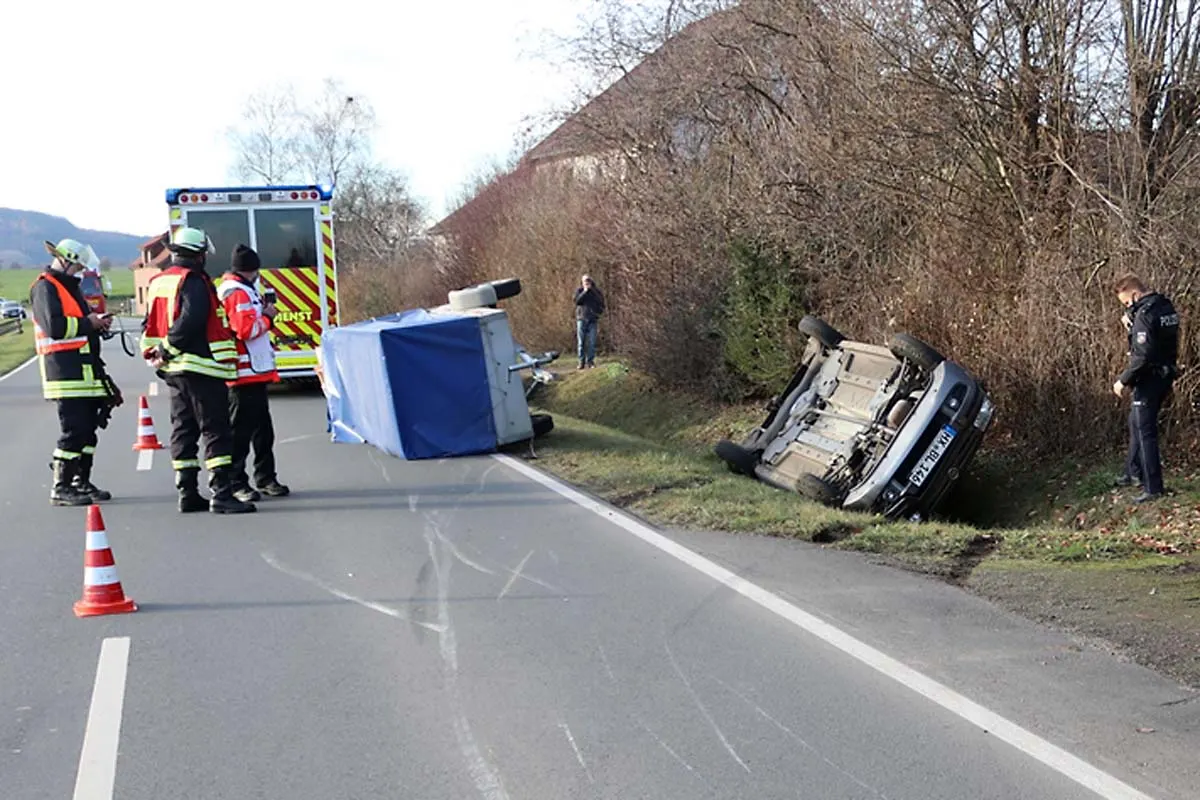 Steinheim - Gelöster Anhänger führt zu schweren Unfall