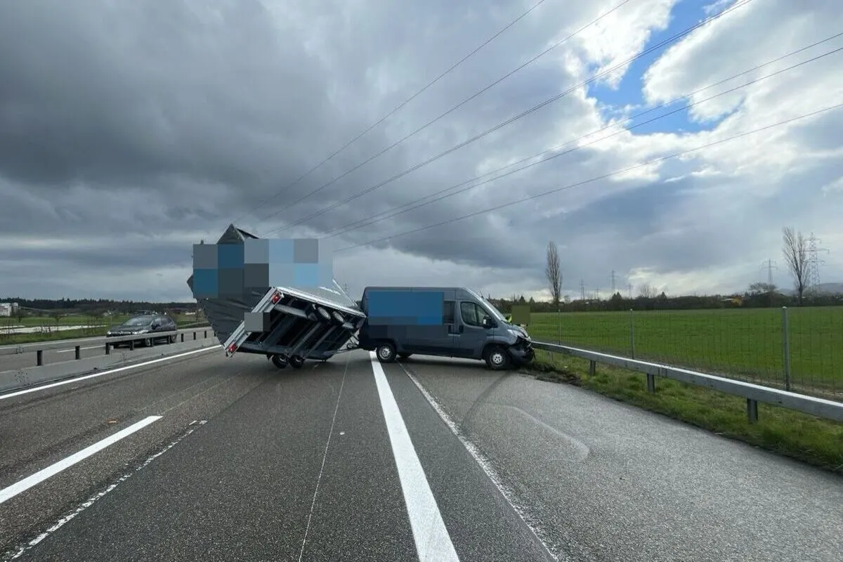 A1 Niederbipp SO – Wind kippt Anhänger – Stau Richtung Bern