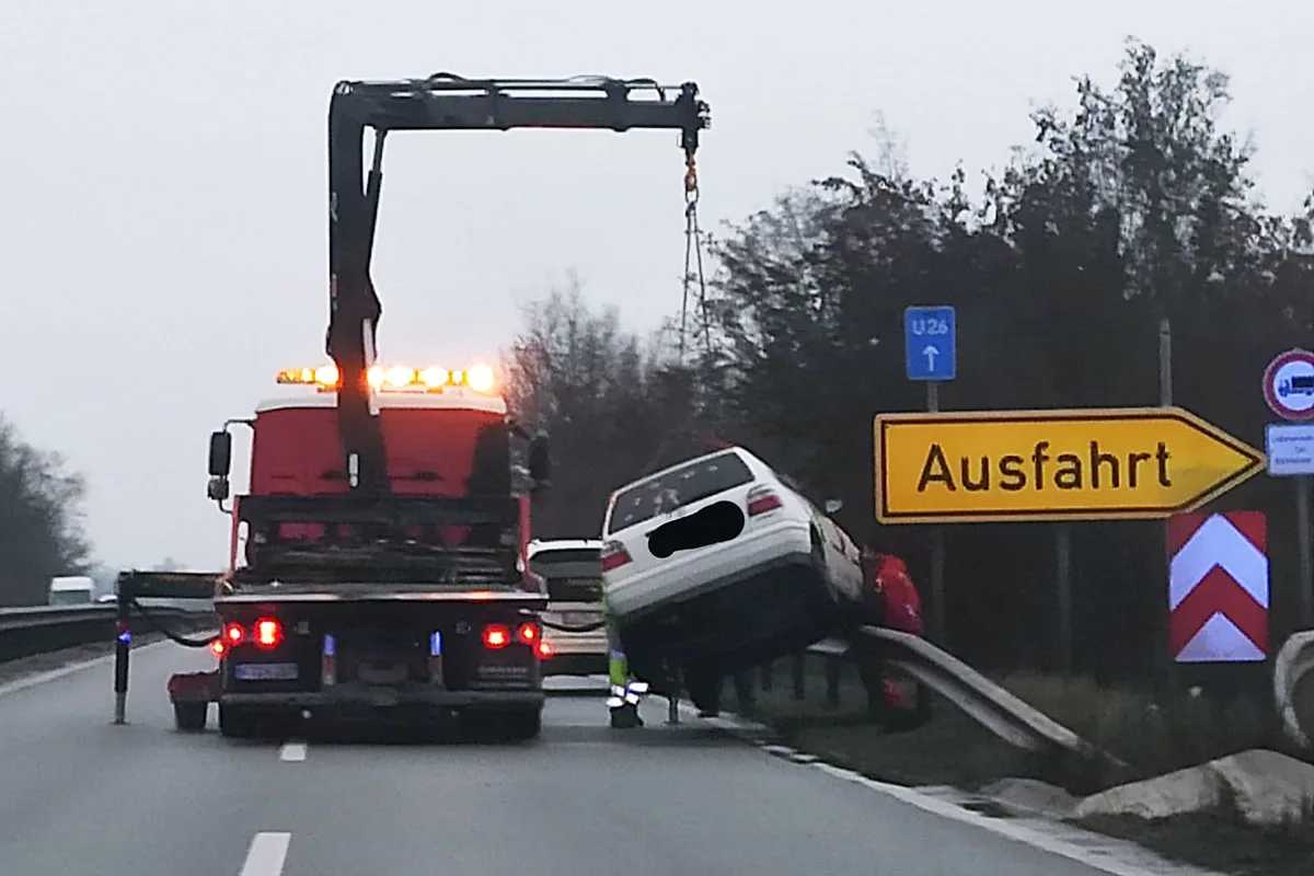 Oggersheim - Vollsperrung der B9 nach Verkehrsunfall