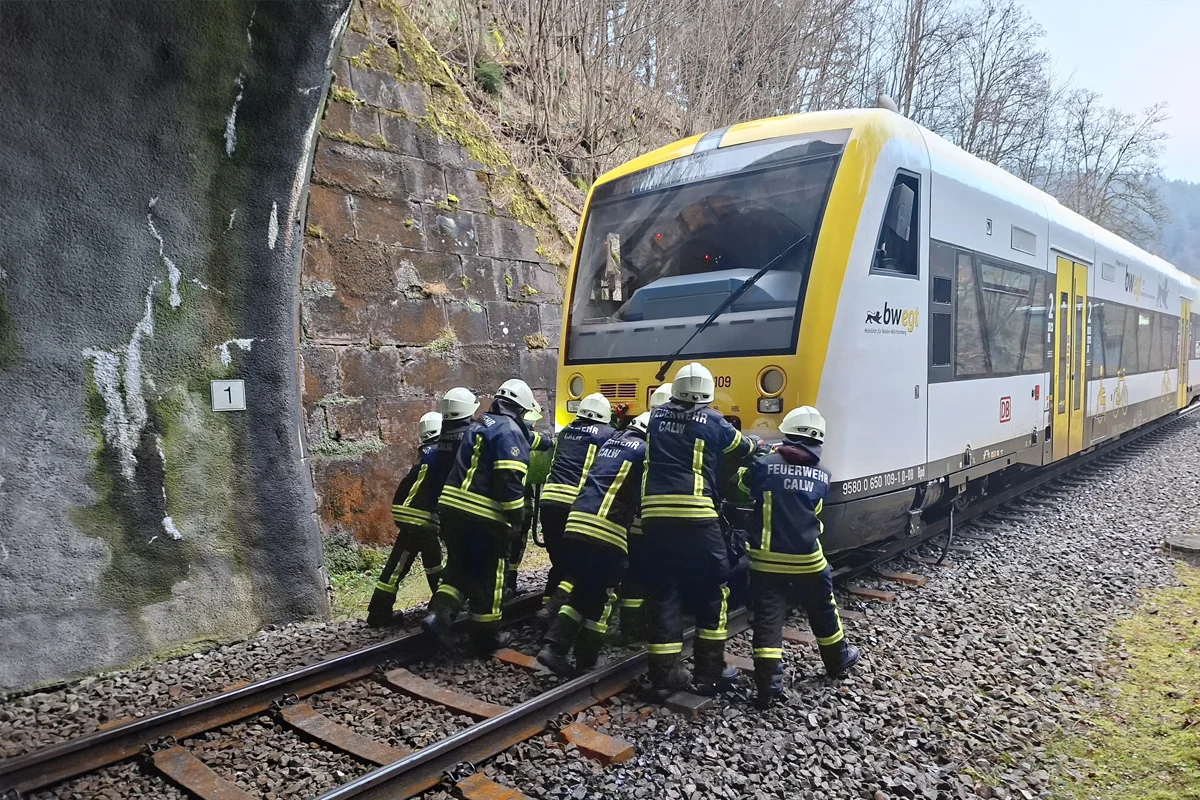 Calw – Regionalzug kollidiert mit Felsblock