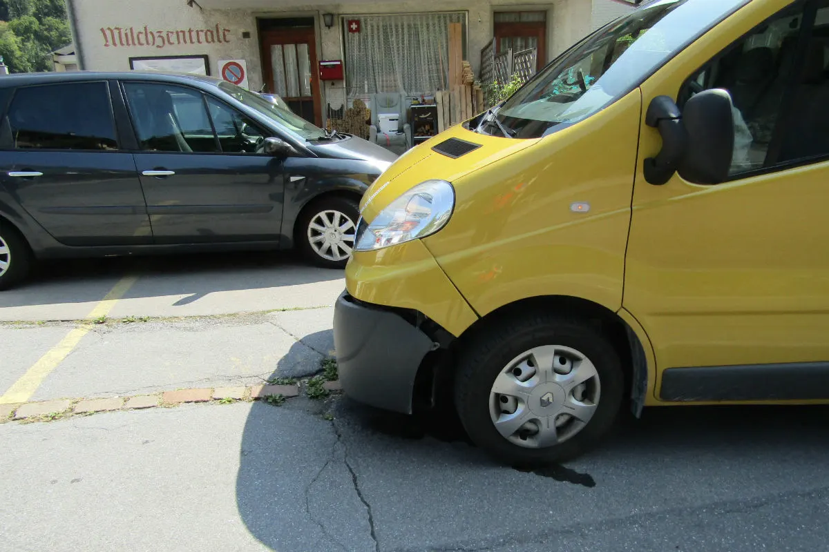 Mitlödi GL - Drei Fahrzeuge in Auffahrkollision verwickelt