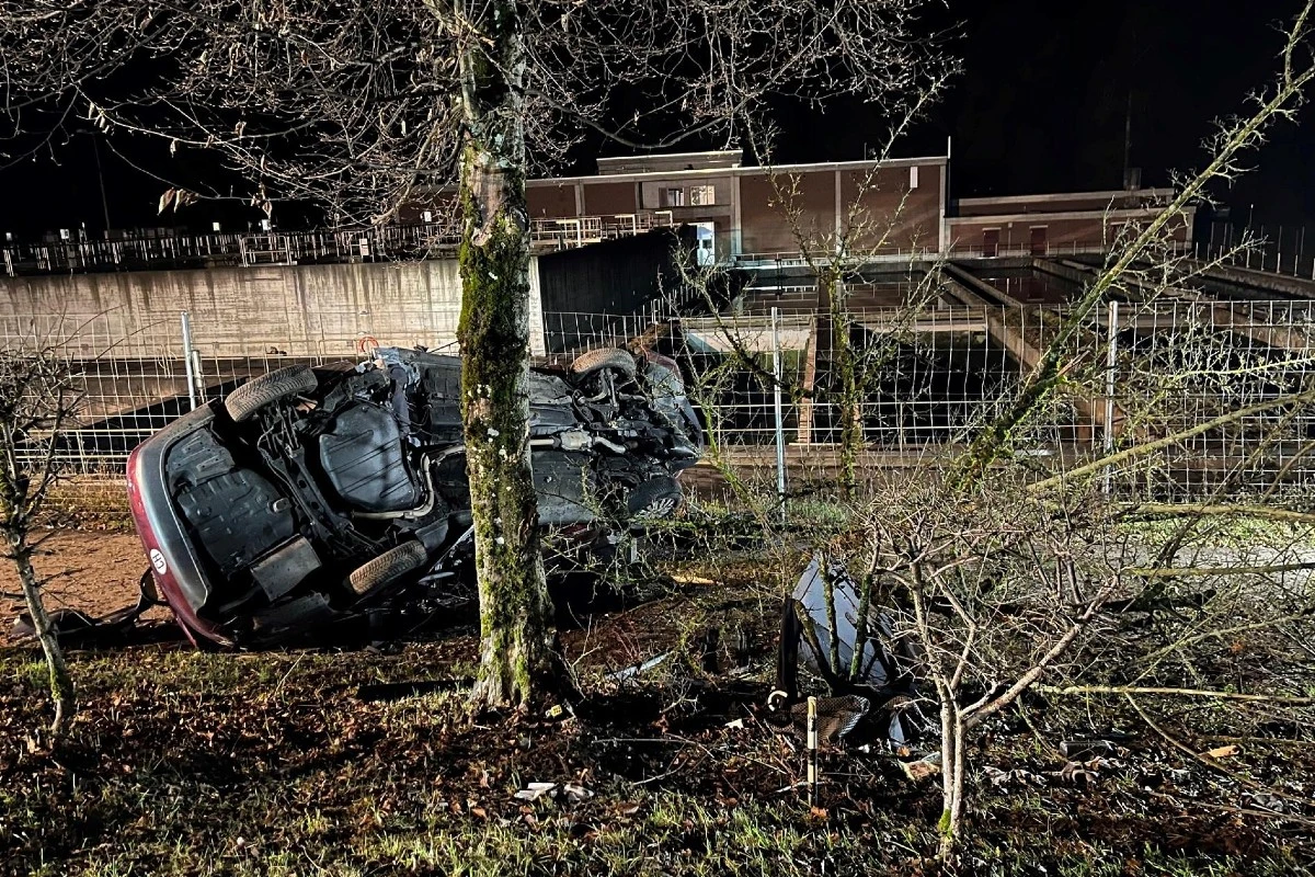 Uster ZH - Junger Autofahrer nach Unfall tot