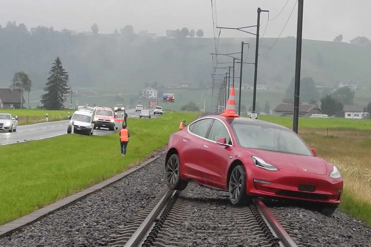 Bennau SZ - Tesla nach Überholmanöver auf Bahngeleisen gelandet