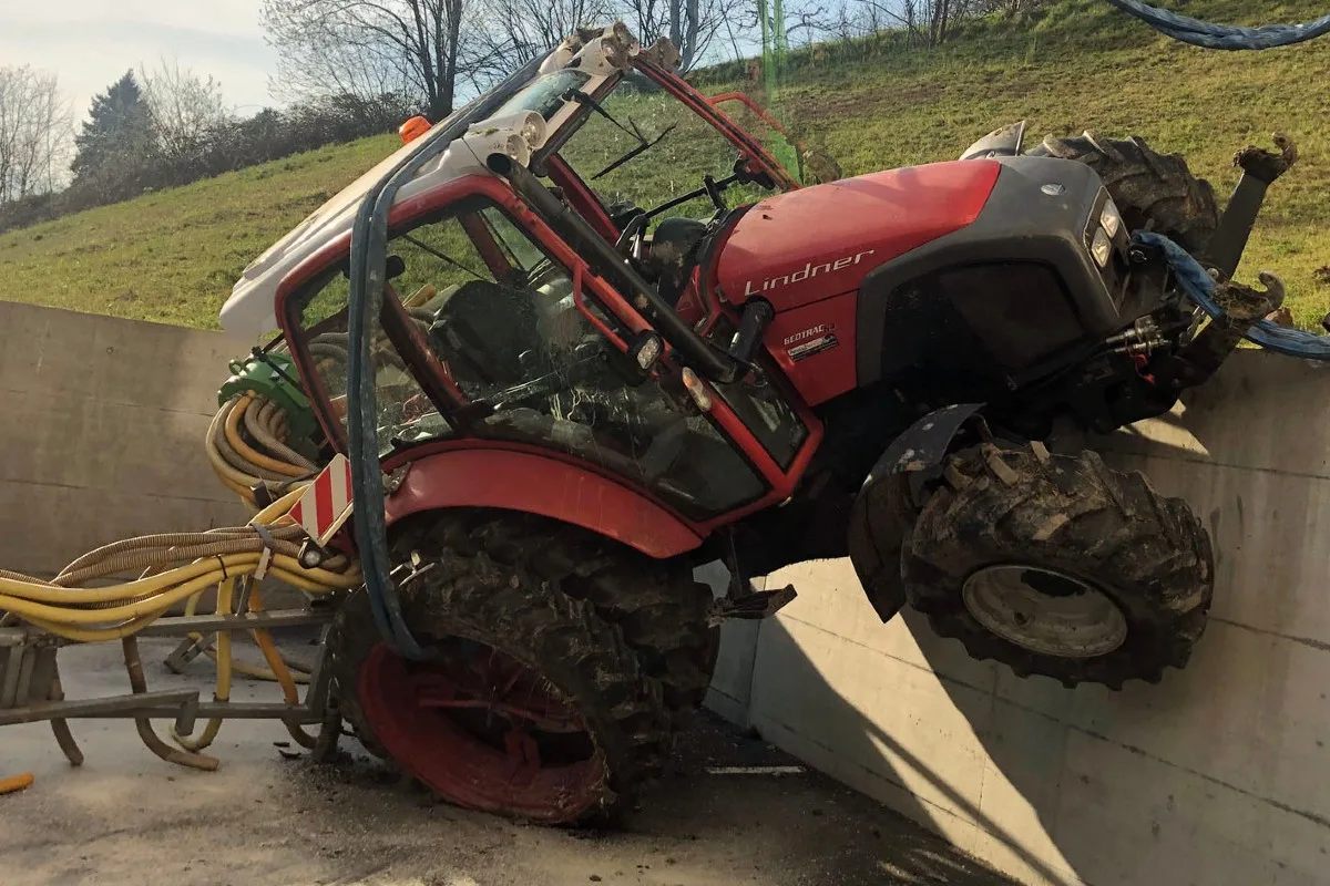 Luzern - Traktor rollt ungebremst in Hauswand - Grosser Sachschaden