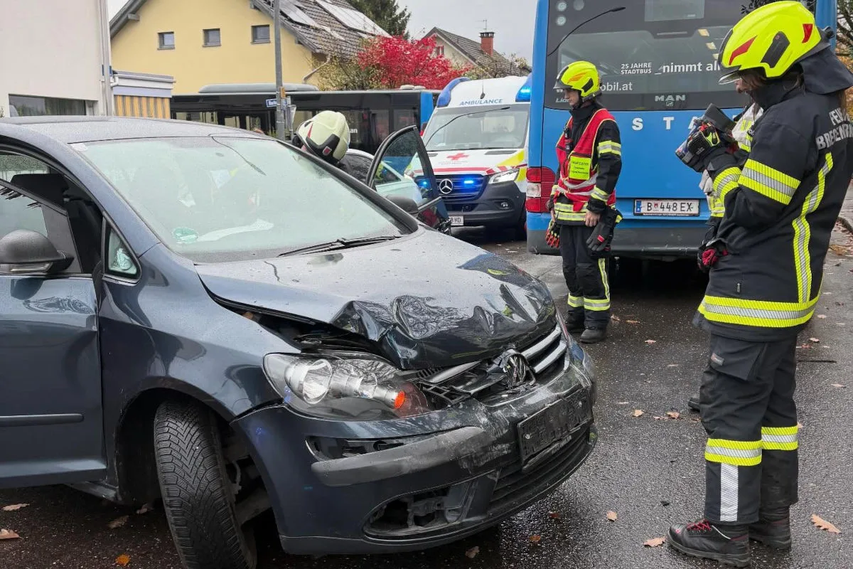 Bregenz V – Zwei Verletzte bei Unfall zwischen Linienbus und Pkw