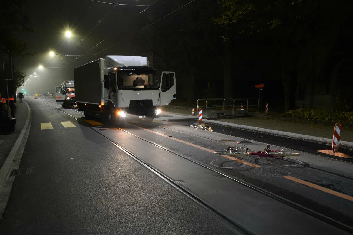 Allschwil BL - Kollision mit Lastwagen - 29-jährige Fahrradfahrerin schwer verletzt