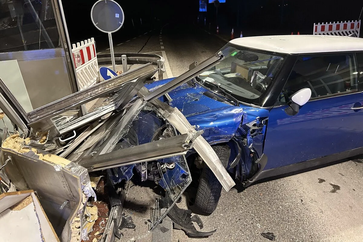 Unfall in Neuhausen am Rheinfall SH - In ein Zollhäuschen gefahren 