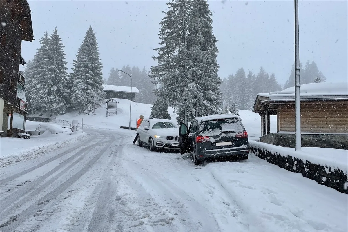 Parpan GR - Frontalkollision auf schneebedeckter Fahrbahn