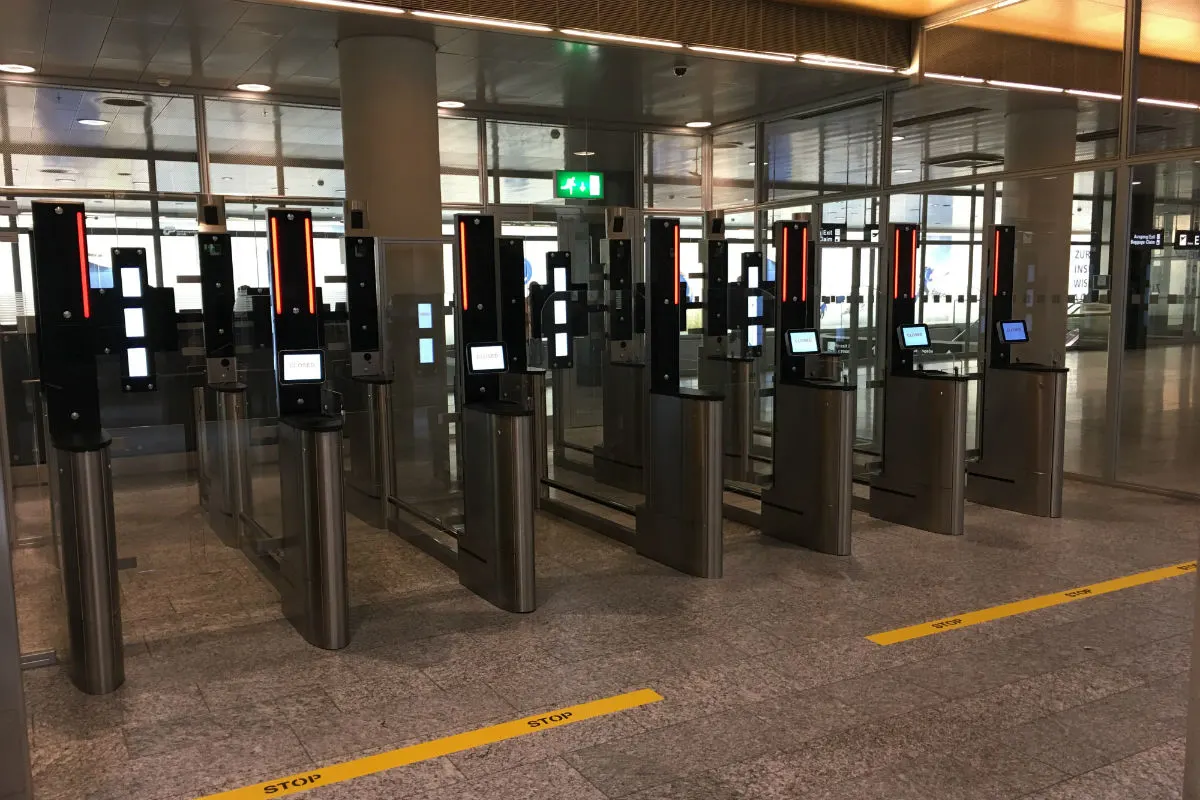 Flughafen Zürich ZH - Ausreise-Schleusen für die automatisierte Passkontrolle