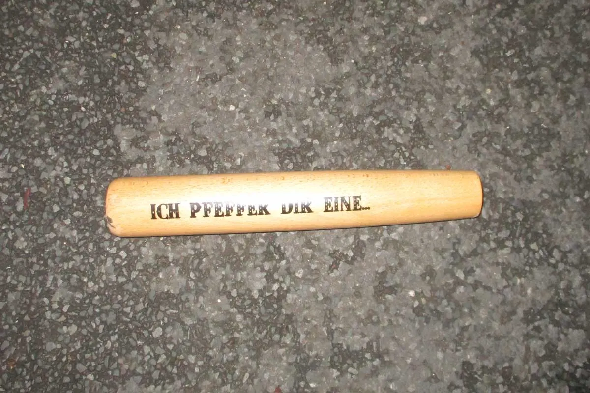 Hagen - Unbekannter dreht durch und schlägt mit Baseballschläger auf parkierten Opel ein