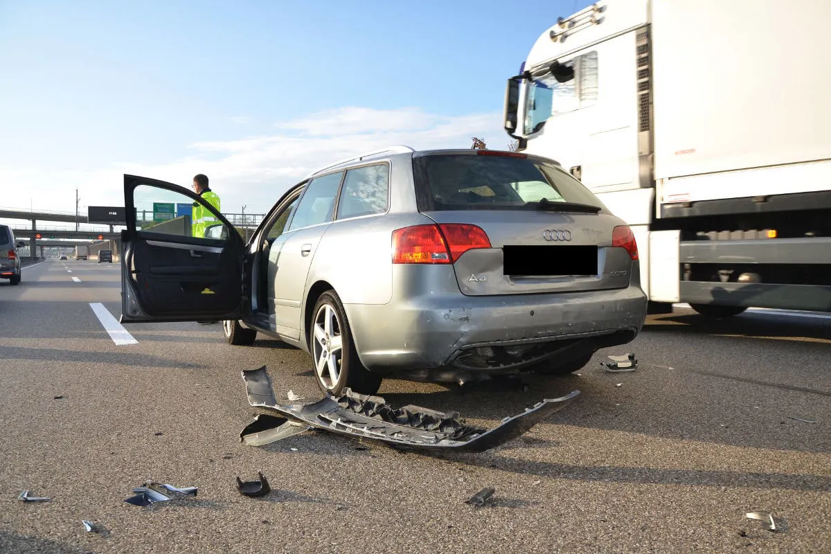 A2 Muttenz BL - Auffahrkollision mit zwei Fahrzeugen