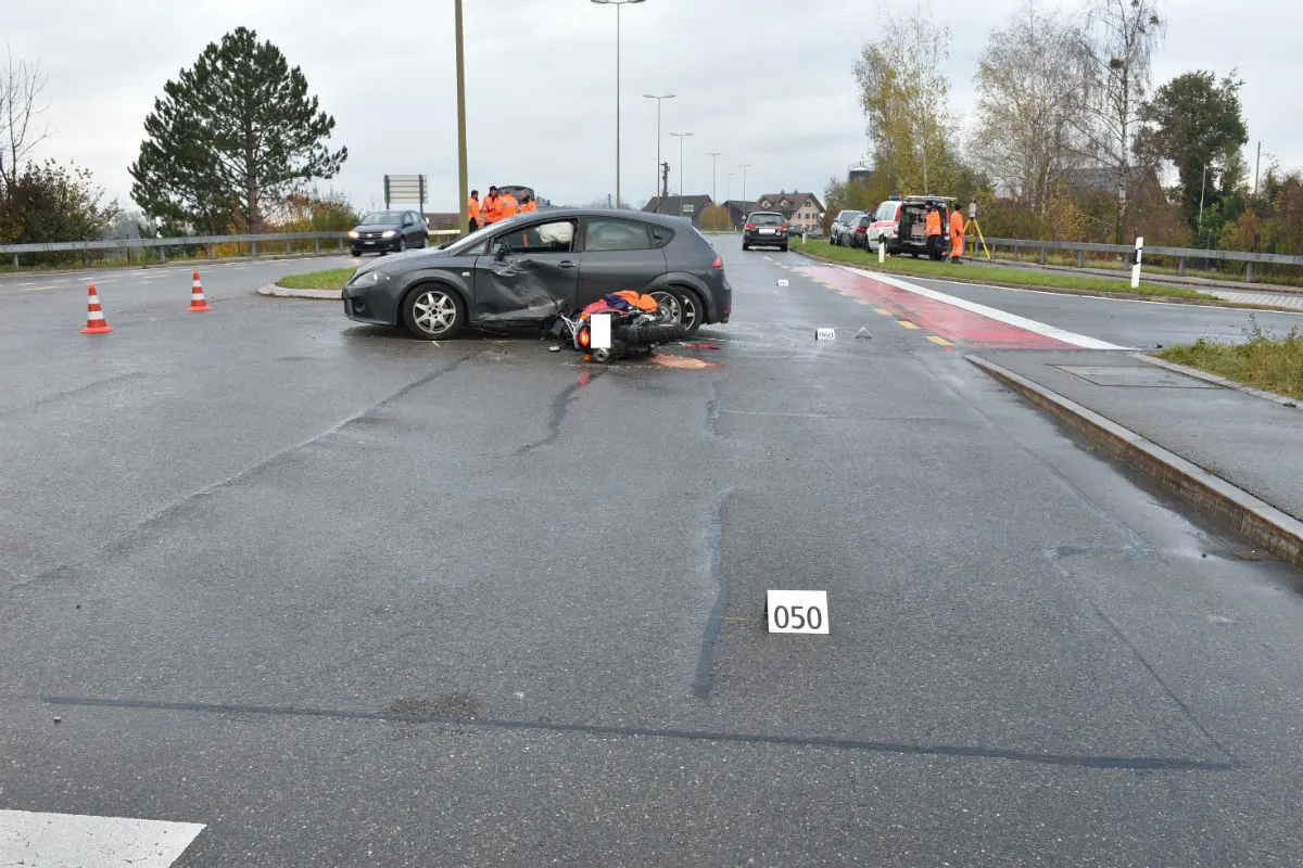 Egg ZH - Junger Motorradlenker bei Kollision schwer verletzt