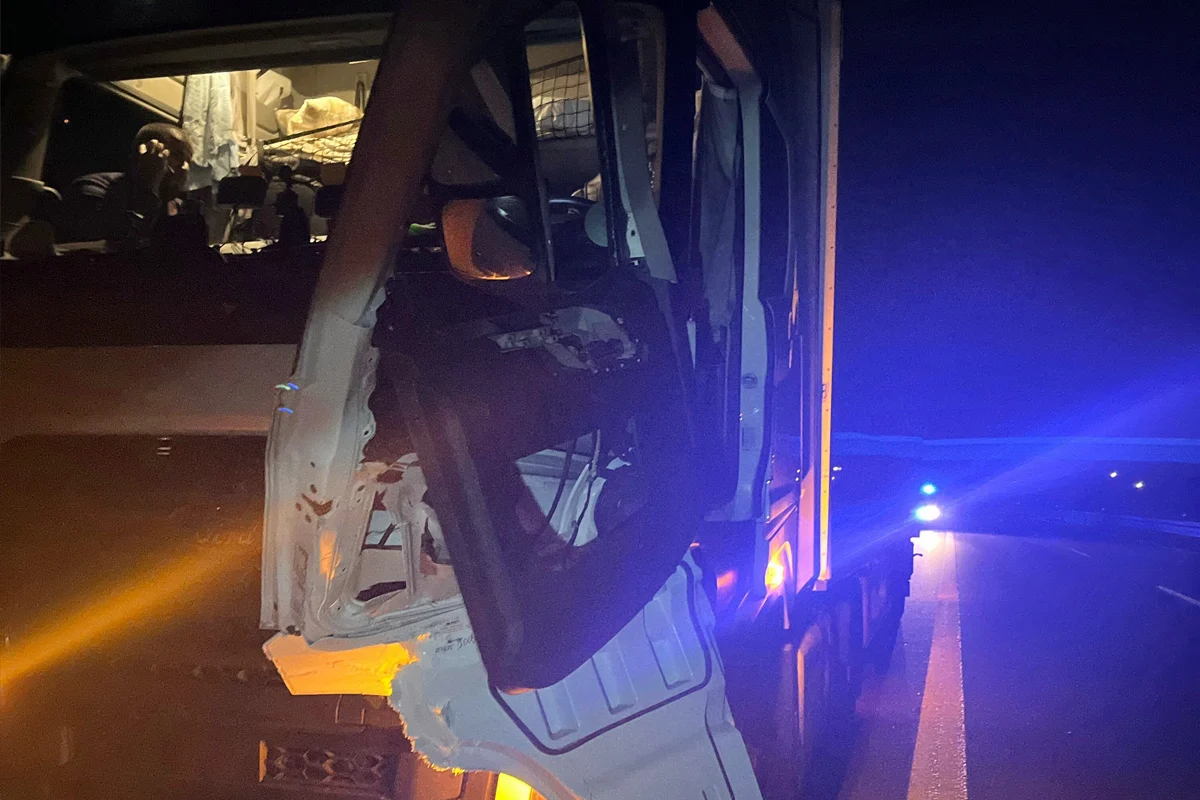 A30 Bad Oeynhausen NW – Transporter kollidiert mit Lkw-Tür