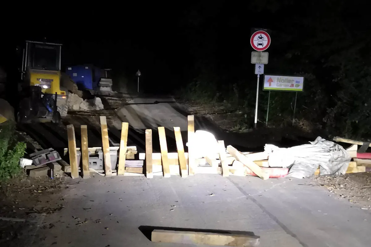 Bad Säckingen - Mit Baumaterial Straße blockiert - Fahrradfahrerin stürzt