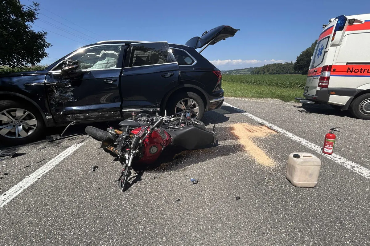 Unfall in Birr AG – Motorradfahrer auf Autodach geschleudert
